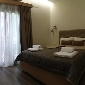 Apartament Mama Kitsa, Sarti