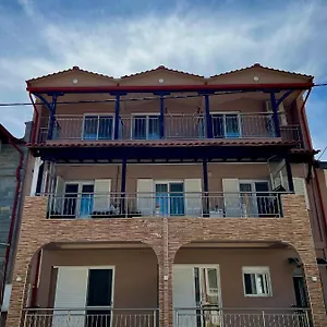 Apartament House Kiratsi, Sarti