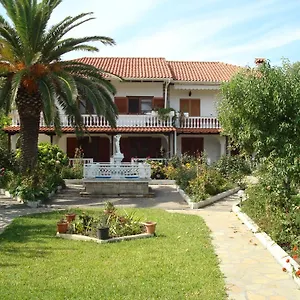 Apartament Tonia, Sarti